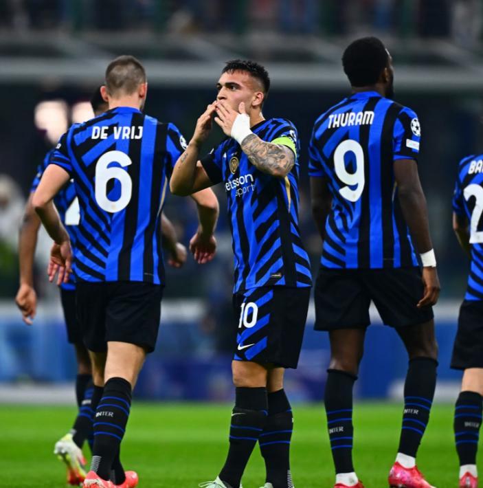 爱游戏app下载地址-意甲联赛场上一幕感人瞬间，球员因伤退出比赛