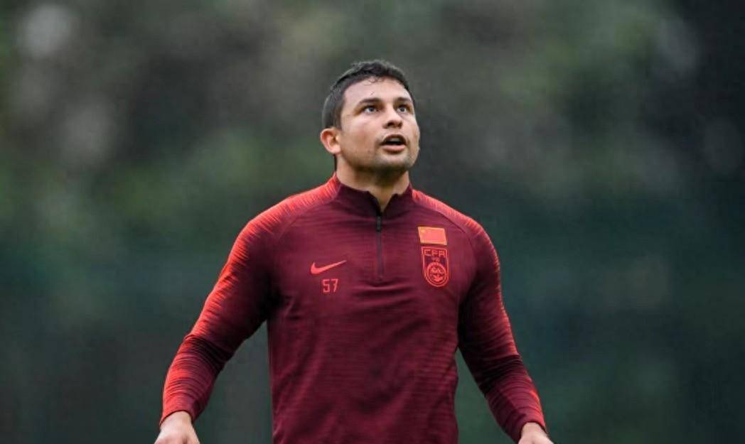 爱游戏投注-裁判空瓶判罚受质疑:比赛因此悬念重重的简单介绍