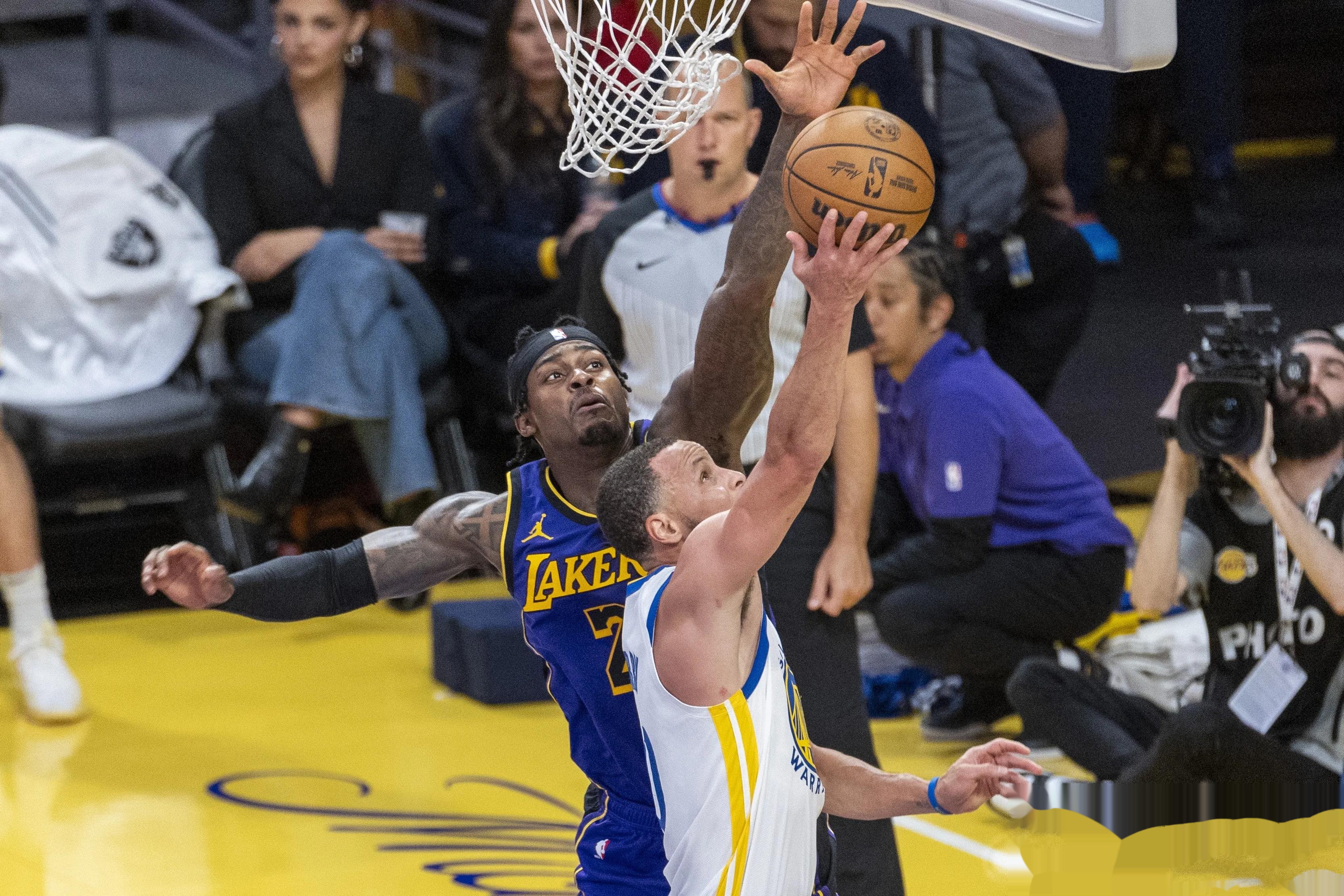 爱游戏新闻-包含湖人篮网激烈对决,场上实力碰撞令人震撼的词条