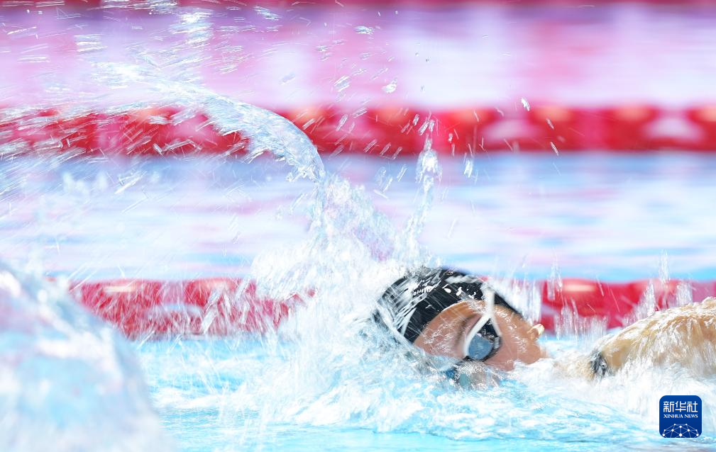 爱游戏在线登录-加拿大选手在游泳比赛中表现出色
