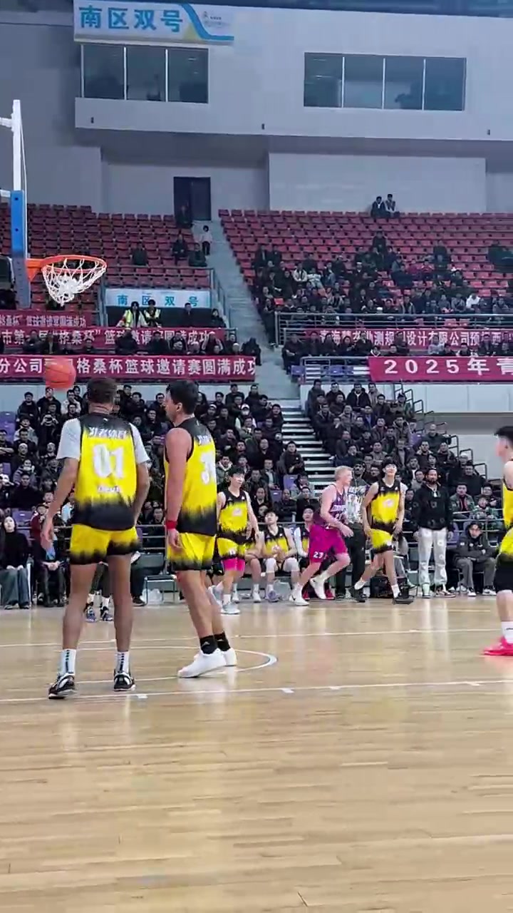 爱游戏网址-青海队在主场比赛中表现出色,感谢球迷助威