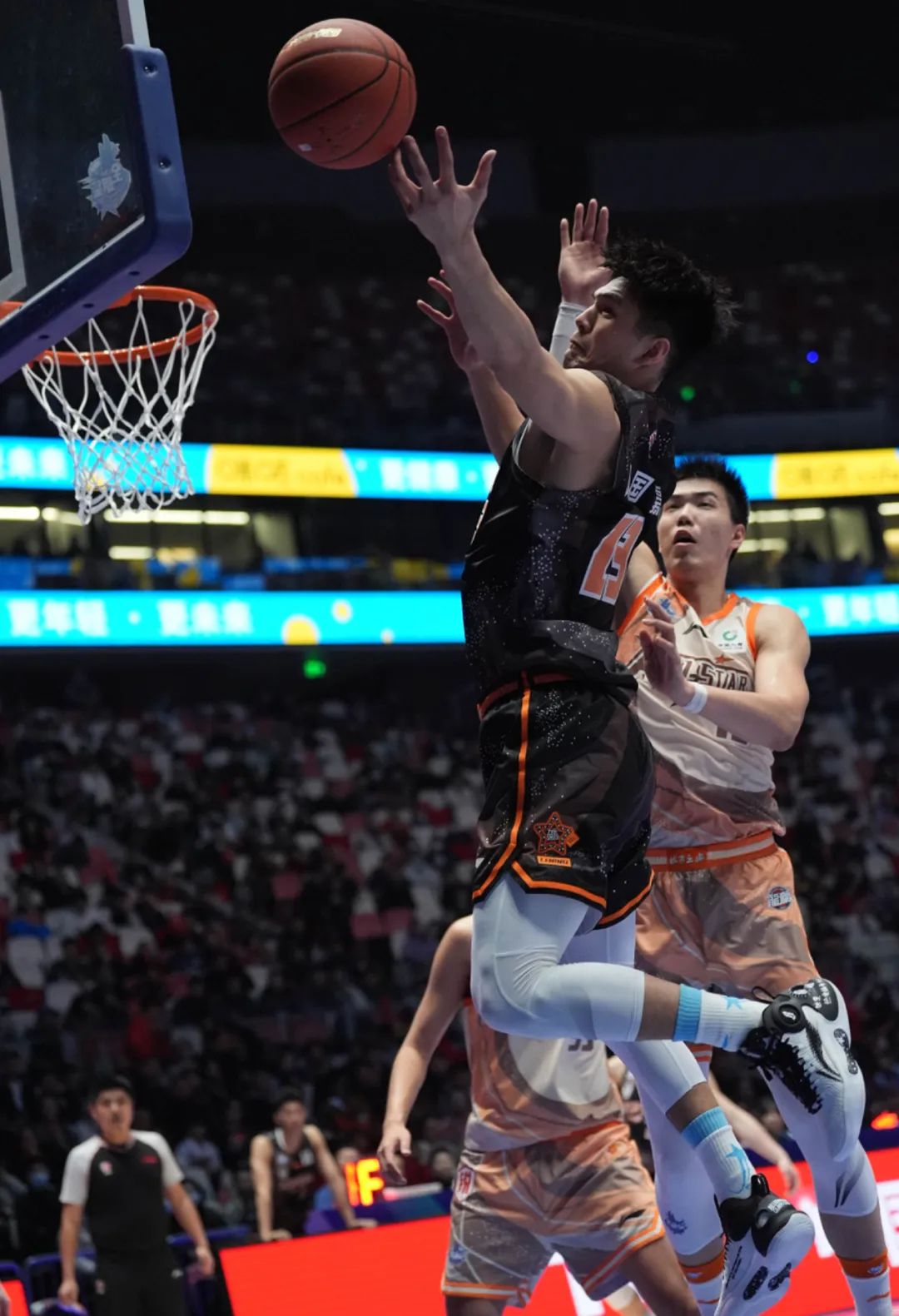 爱游戏官网入口-激情拼搏的篮球赛事震撼开战的简单介绍