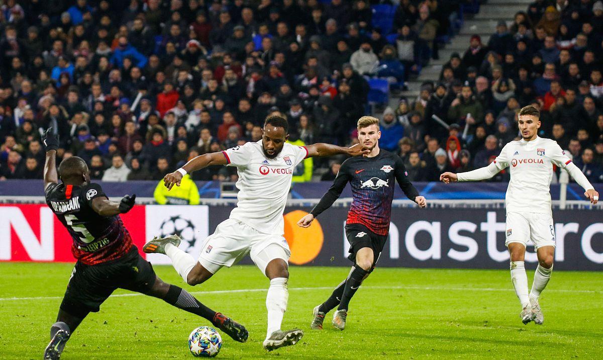 包含里昂连续三轮不敌对手,积分排名下滑的词条