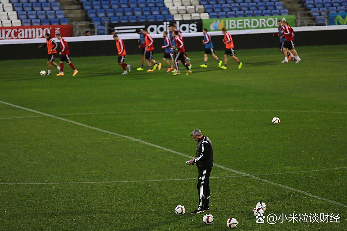 爱游戏官方入口-激动人心的足球比赛中球员争夺胜利