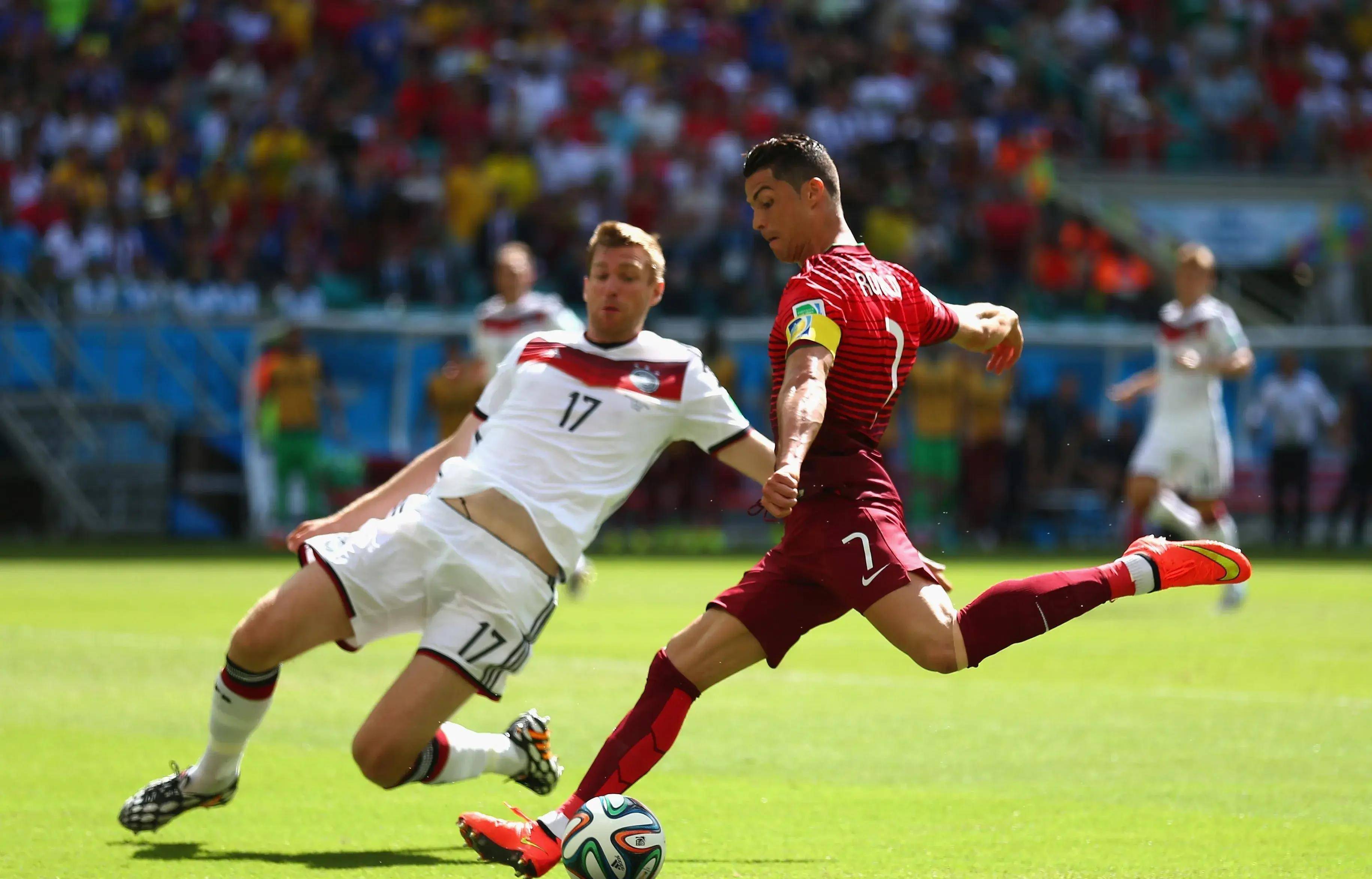 爱游戏登录入口-足球比赛中,女运动员们瞄准胜利目标