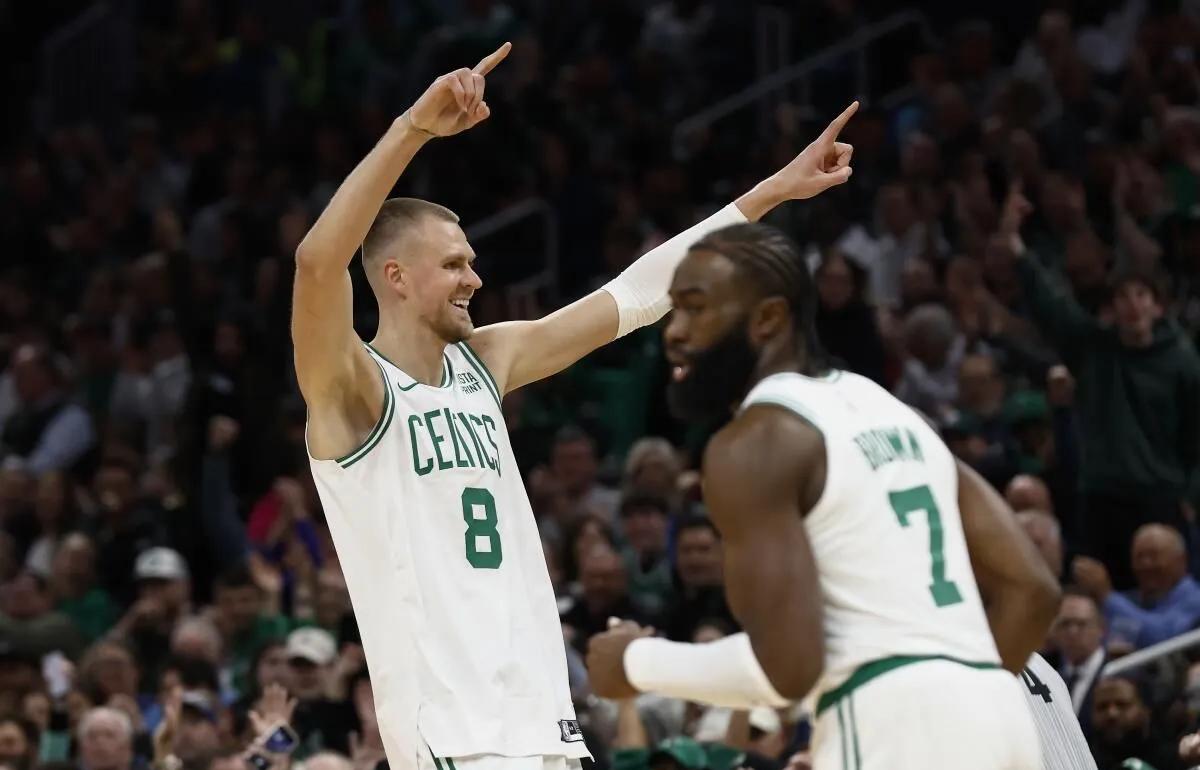 关于凯尔特人战胜公牛,杰伦-布朗发挥出色的信息