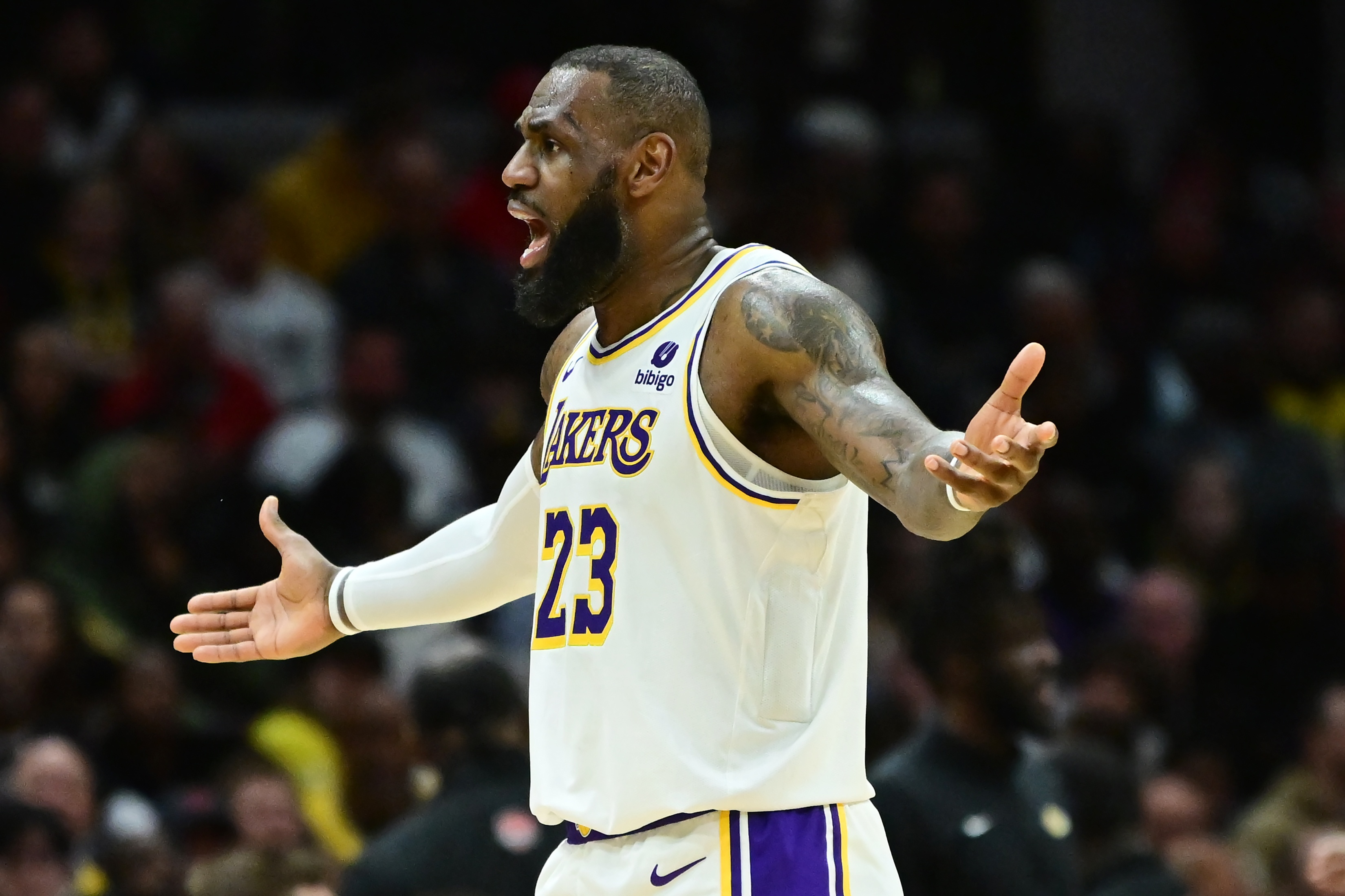 爱游戏官网app-湖人客场艰难击败公牛，詹皇逆天表现